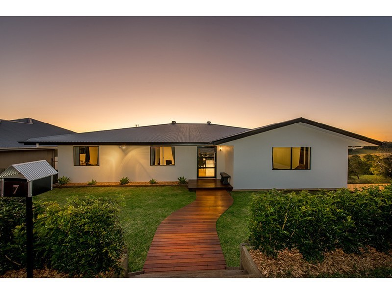 7 McShane Drive, Mount Kynoch QLD 4350