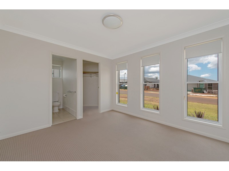 17 Farrer Street, Cranley QLD 4350
