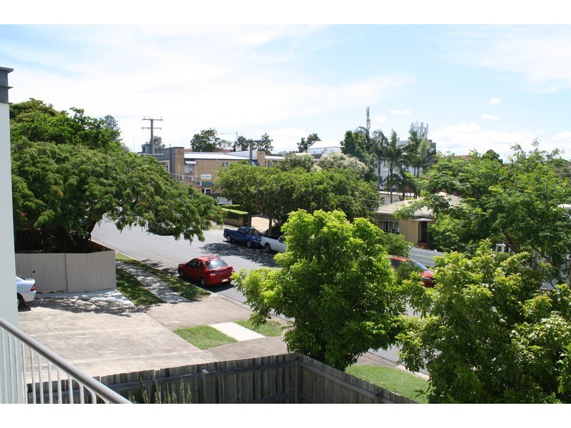 2/15 Barter Avenue, Holland Park QLD 4121