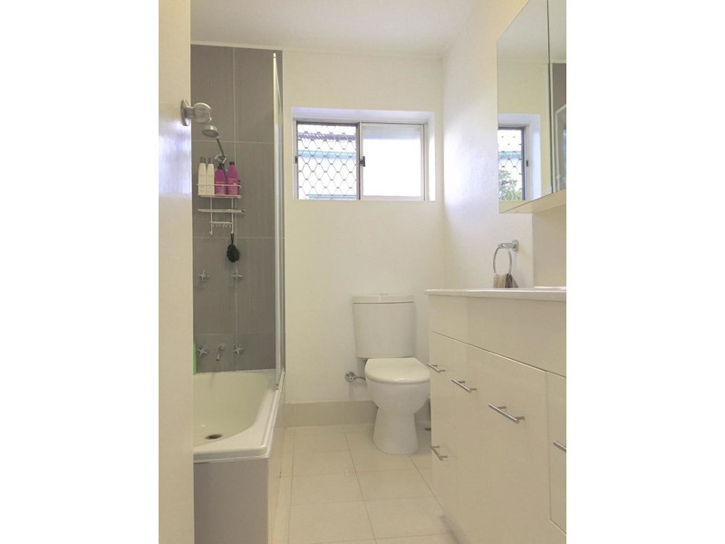 2/15 Barter Avenue, Holland Park QLD 4121