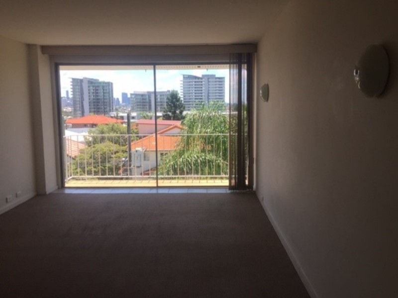 12/223 Cavendish Road, Coorparoo QLD 4151