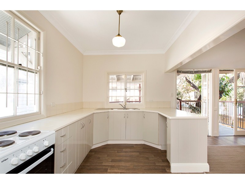 18 Lockerbie Street, Kangaroo Point QLD 4169