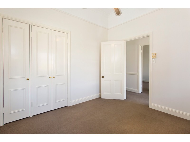18 Lockerbie Street, Kangaroo Point QLD 4169