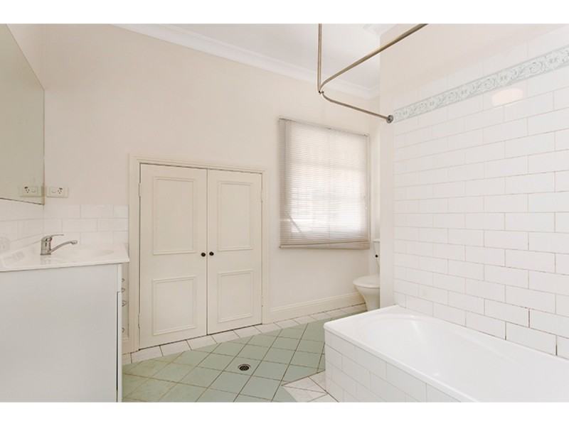 18 Lockerbie Street, Kangaroo Point QLD 4169