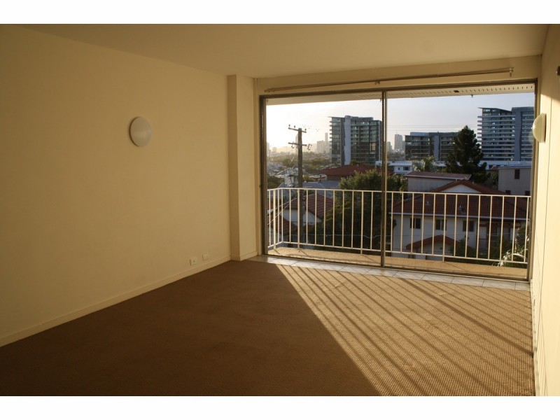 12/223 Cavendish Road, Coorparoo QLD 4151