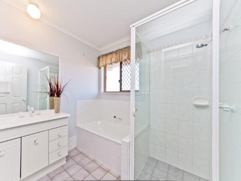 8 Felicia Place, Eatons Hill QLD 4037