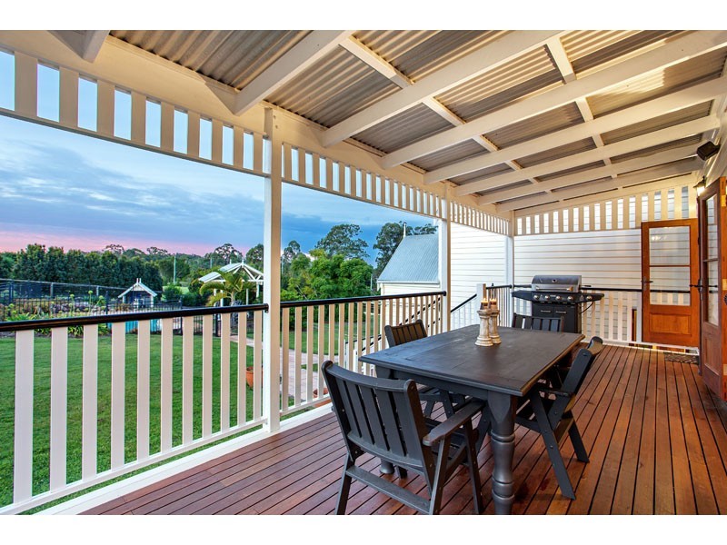 14 River Oaks Drive, Eatons Hill QLD 4037