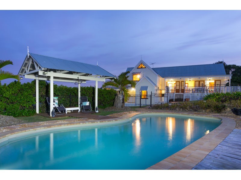 14 River Oaks Drive, Eatons Hill QLD 4037