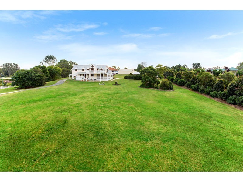 14 River Oaks Drive, Eatons Hill QLD 4037