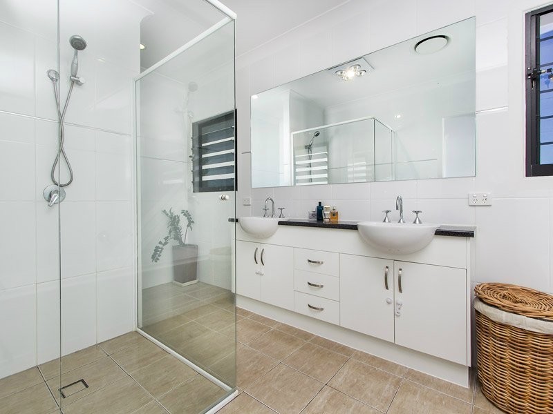 17 Bend Court, Eatons Hill QLD 4037