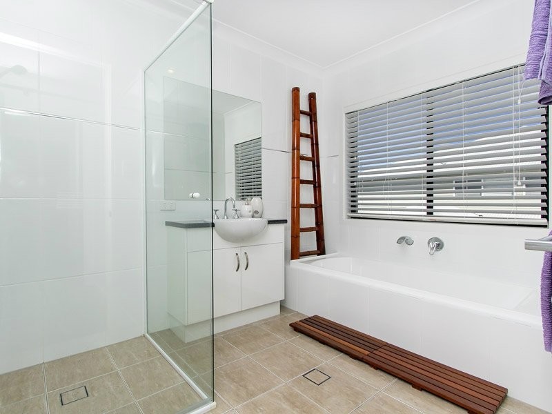 17 Bend Court, Eatons Hill QLD 4037
