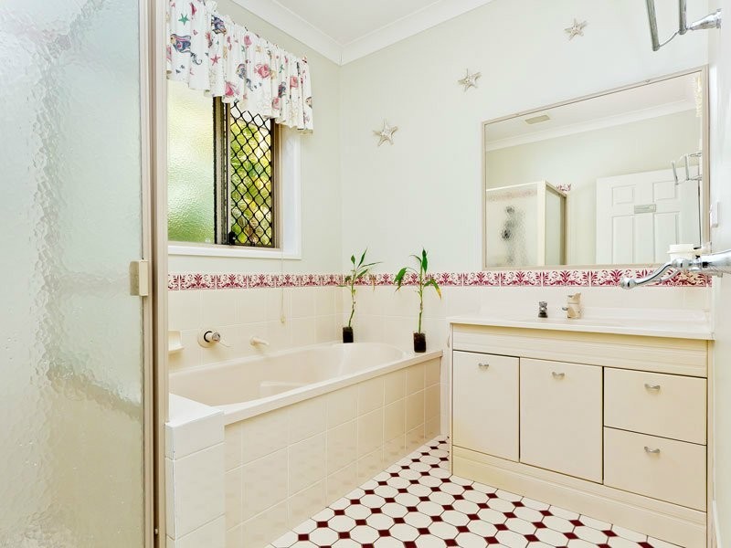 8 Edenderry Court, Eatons Hill QLD 4037
