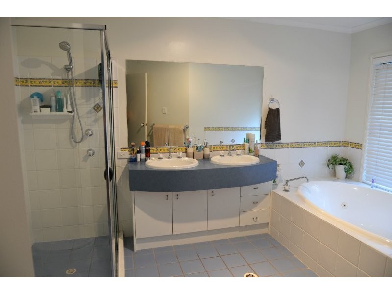 24 Jullyan Street, Albany Creek QLD 4035