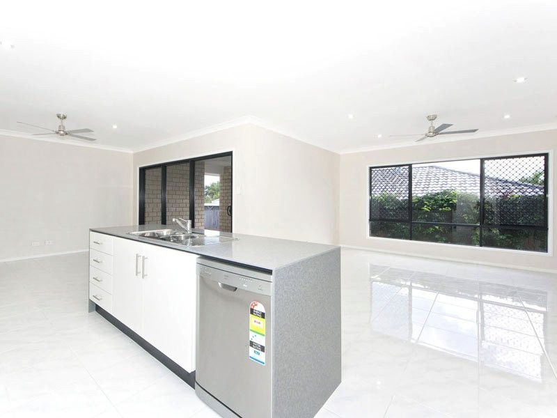 128 Bestmann Road E, Sandstone Point QLD 4511