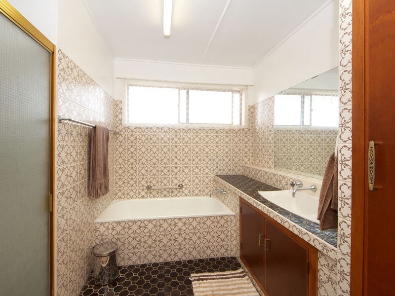 8 Penguin Street, Bongaree QLD 4507