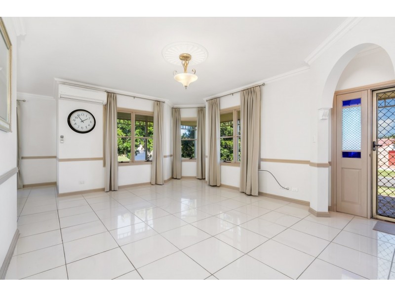 2 Trent Court, Sandstone Point QLD 4511