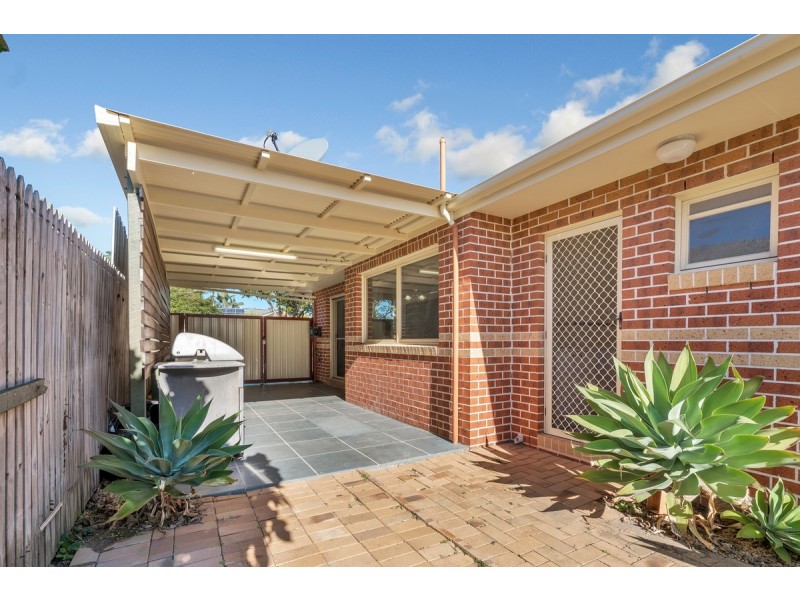 2 Trent Court, Sandstone Point QLD 4511