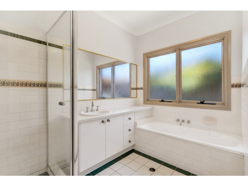 2 Trent Court, Sandstone Point QLD 4511