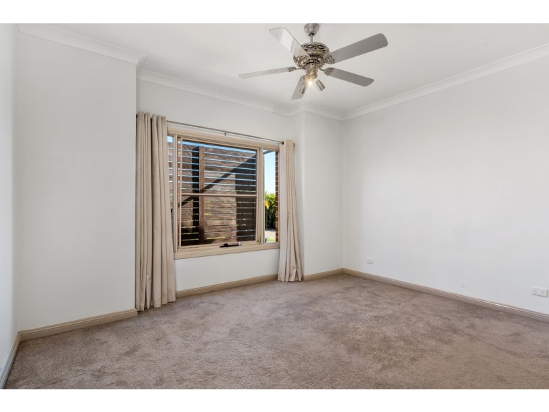 2 Trent Court, Sandstone Point QLD 4511