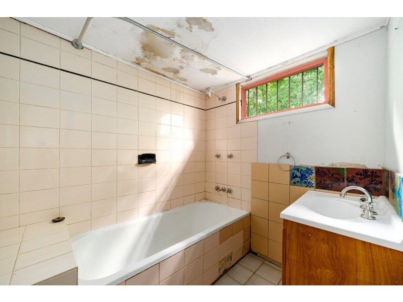 18 Shaw Street, Bardon QLD 4065