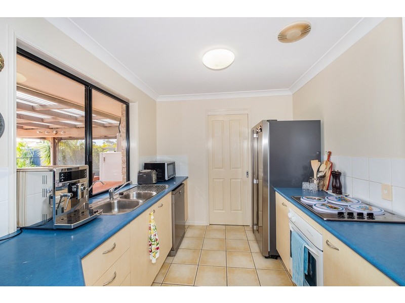 98 Carpenter Way, Sandstone Point QLD 4511