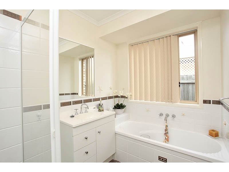8 Clovelly Place, Sandstone Point QLD 4511