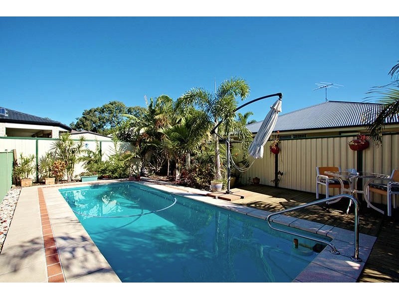 5 Middle Cove Court, Sandstone Point QLD 4511