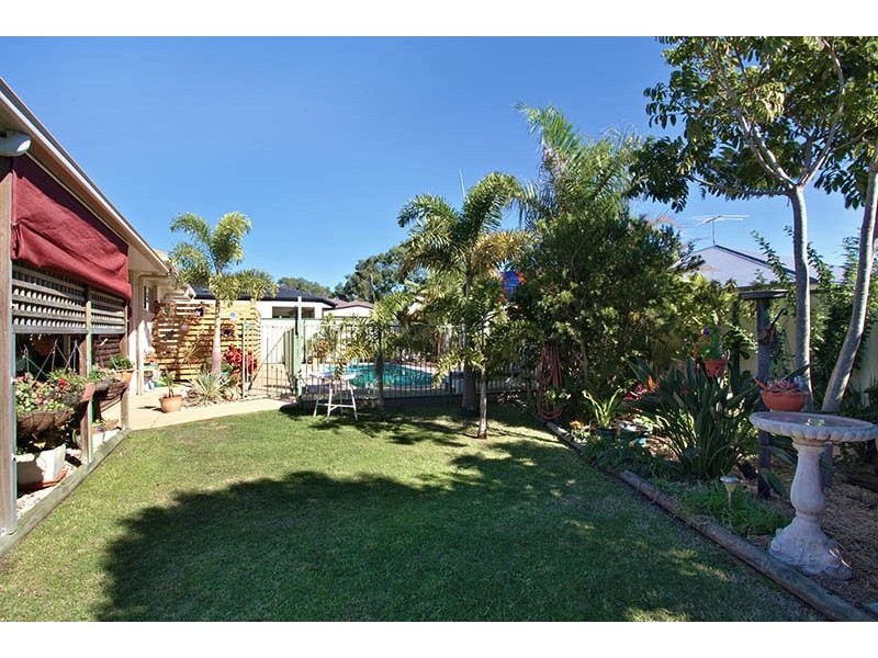 5 Middle Cove Court, Sandstone Point QLD 4511