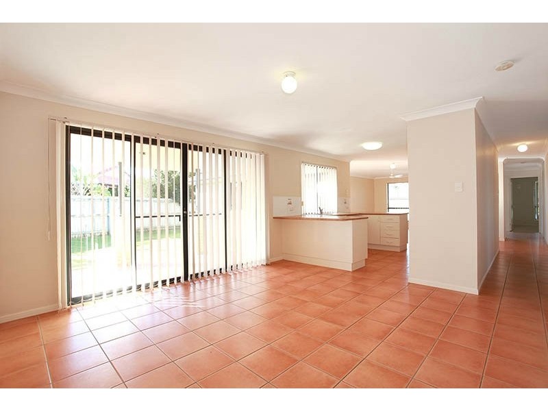 17 Mossman Way, Sandstone Point QLD 4511