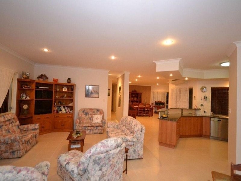 1 Jess Place, Coral Cove QLD 4670