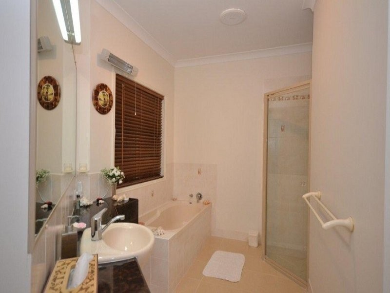 1 Jess Place, Coral Cove QLD 4670