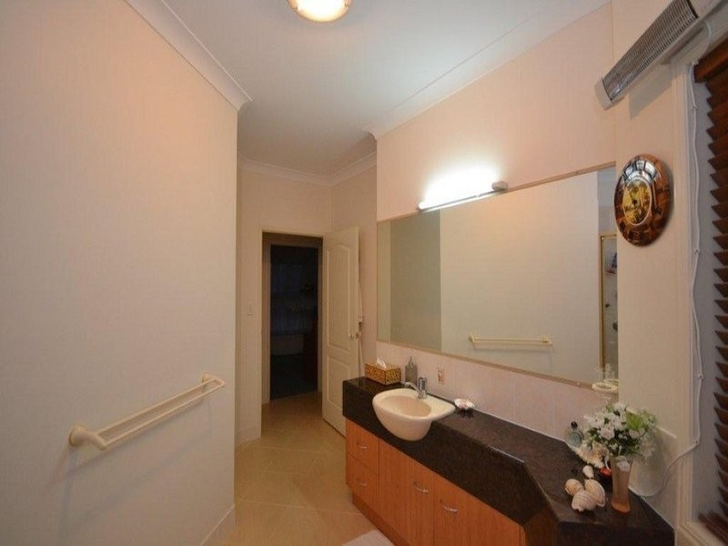 1 Jess Place, Coral Cove QLD 4670