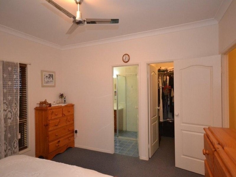 1 Jess Place, Coral Cove QLD 4670