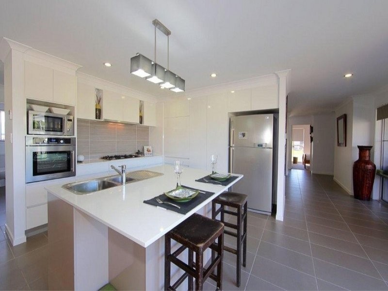 4 Leon Place, Coral Cove QLD 4670
