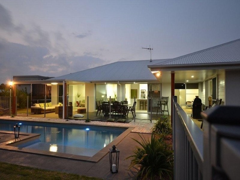 4 Leon Place, Coral Cove QLD 4670