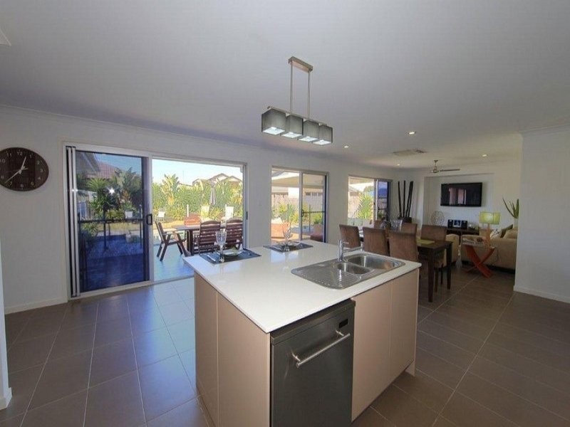 4 Leon Place, Coral Cove QLD 4670