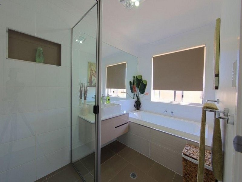 4 Leon Place, Coral Cove QLD 4670