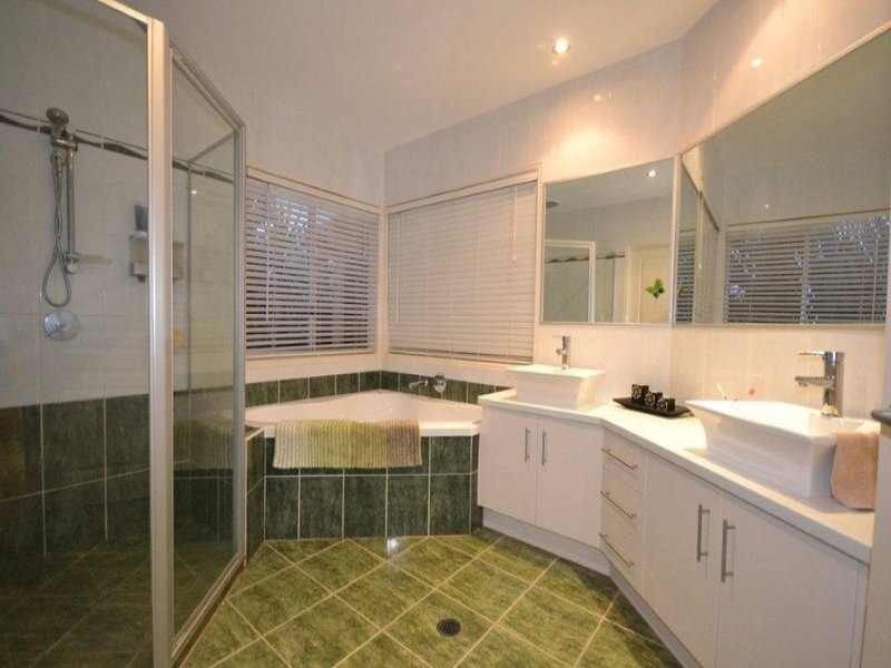 21 Back Hill Drive, Coral Cove QLD 4670