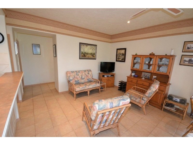 2 Spyglass Hill Court, Coral Cove QLD 4670