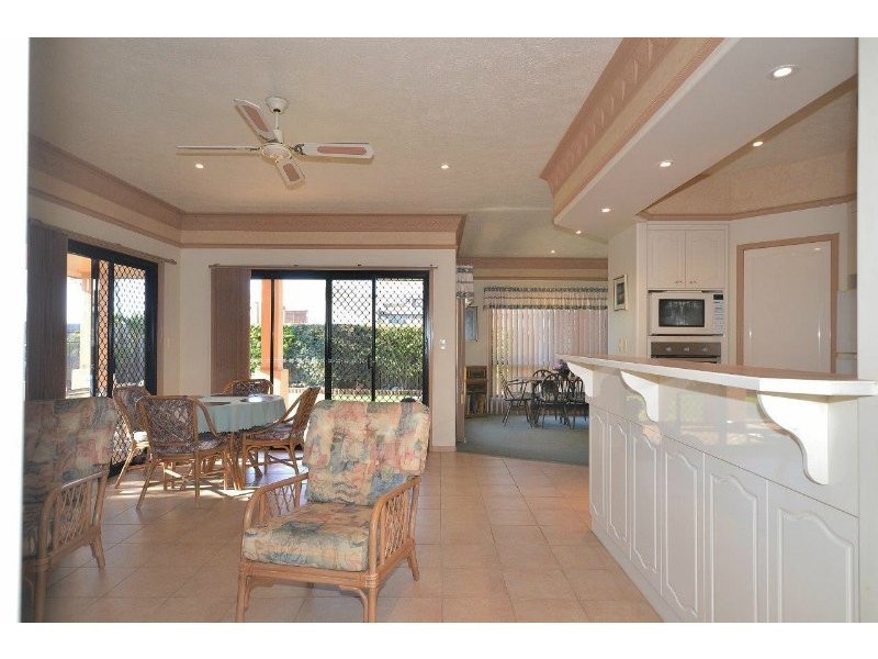 2 Spyglass Hill Court, Coral Cove QLD 4670