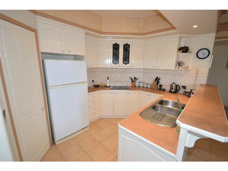 2 Spyglass Hill Court, Coral Cove QLD 4670