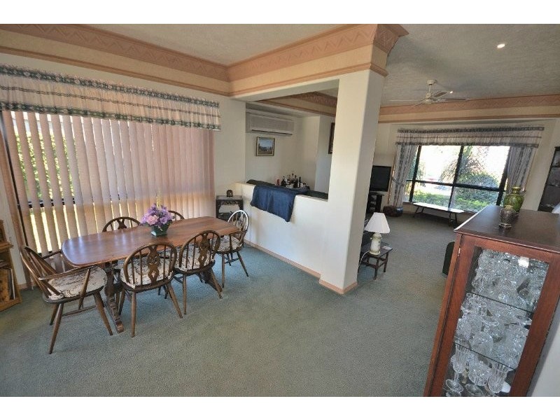 2 Spyglass Hill Court, Coral Cove QLD 4670