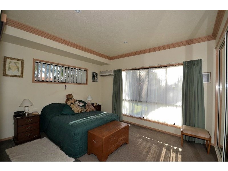 2 Spyglass Hill Court, Coral Cove QLD 4670