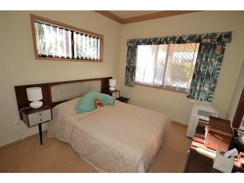 2 Spyglass Hill Court, Coral Cove QLD 4670