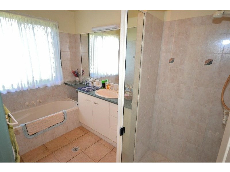 2 Spyglass Hill Court, Coral Cove QLD 4670