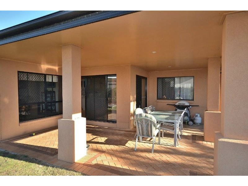 2 Spyglass Hill Court, Coral Cove QLD 4670