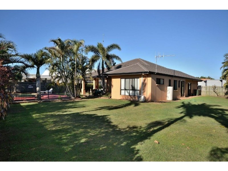 2 Spyglass Hill Court, Coral Cove QLD 4670