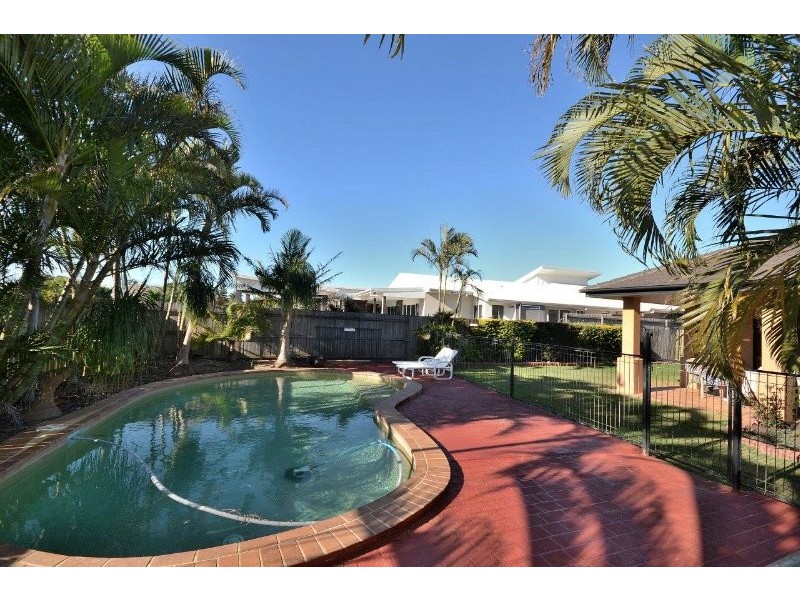 2 Spyglass Hill Court, Coral Cove QLD 4670