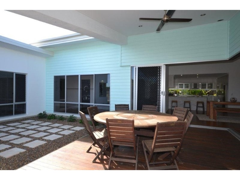 1 Tuckeroo Close, Coral Cove QLD 4670