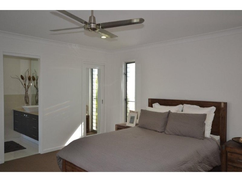 1 Tuckeroo Close, Coral Cove QLD 4670